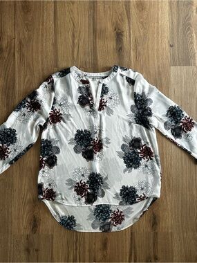 Daniel Rainn White Floral V-Neck Long Sleeve Blouse with Flowers
